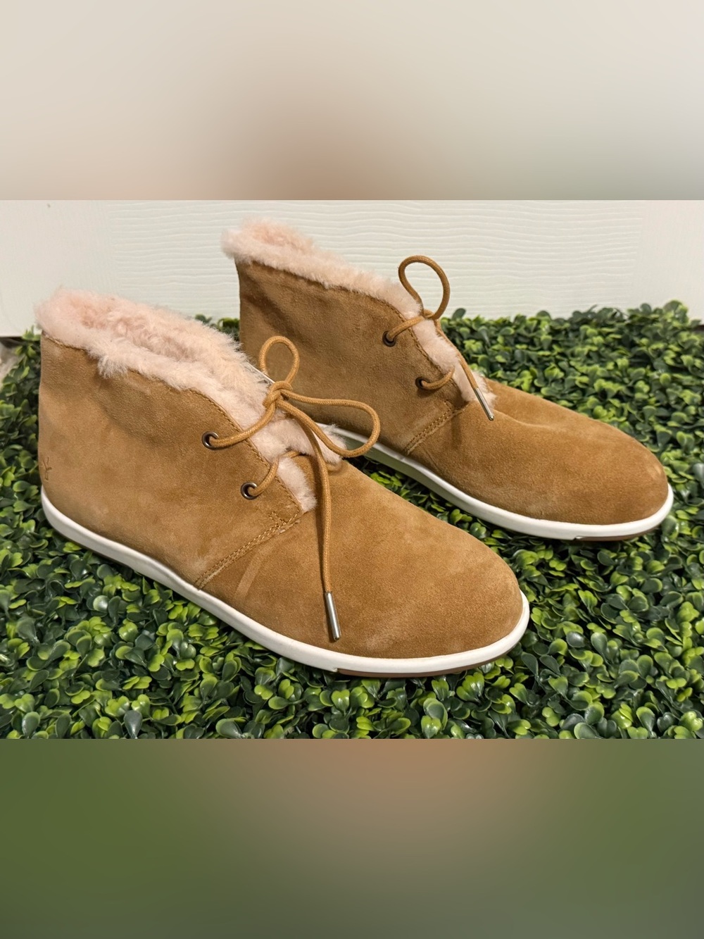 Brand New Emu Australia Akala Cozy Suede Lace-Up Shearling Boot in Tan. W 10